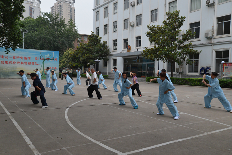 聘請陳式太極拳知名教練教學(xué)，開展太極拳興趣小組活動。