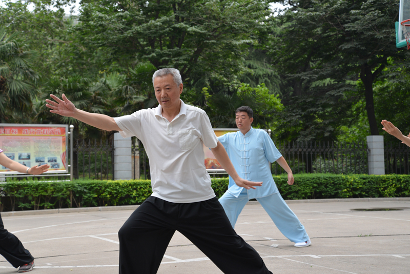 聘請陳式太極拳知名教練教學(xué)，開展太極拳興趣小組活動。