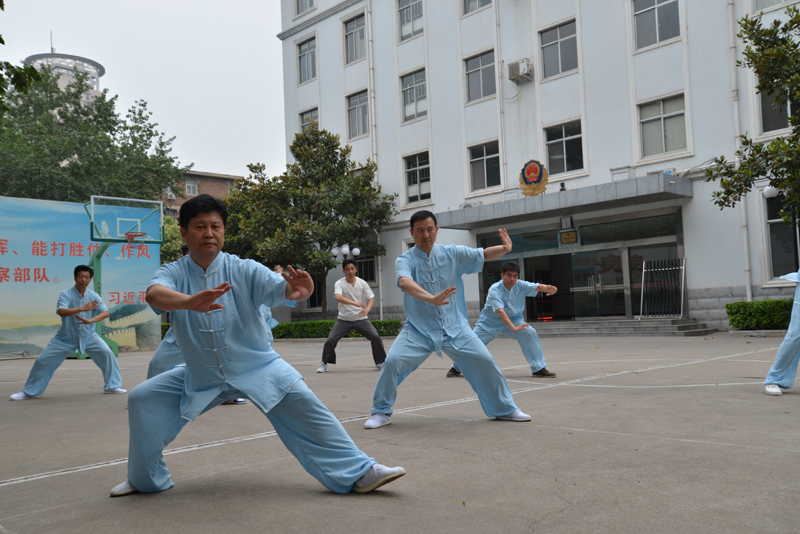 聘請陳式太極拳知名教練教學(xué)，開展太極拳興趣小組活動。