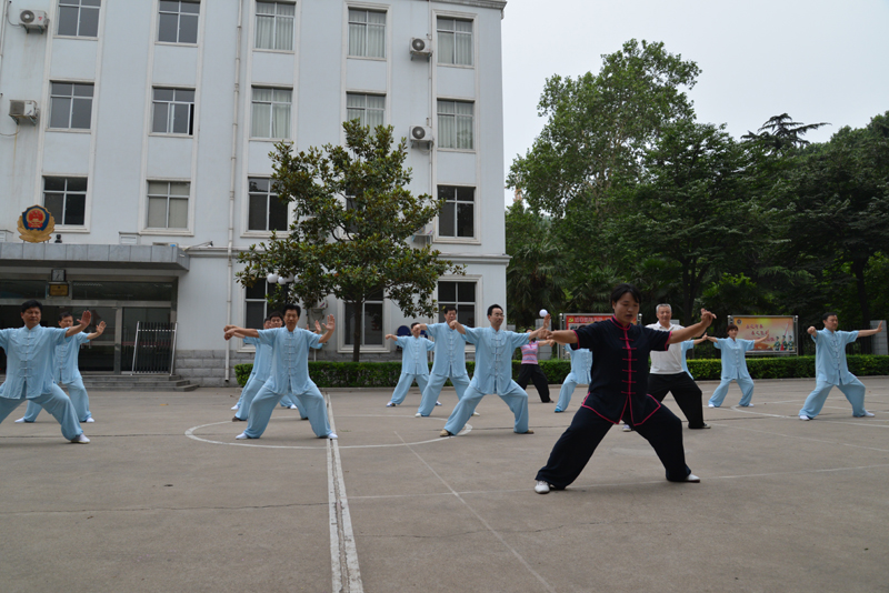 聘請陳式太極拳知名教練教學(xué)，開展太極拳興趣小組活動。