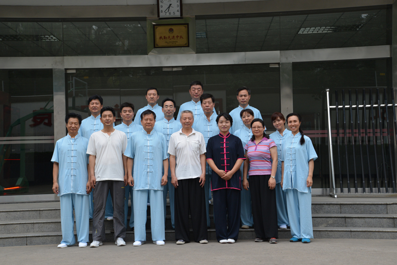 聘請陳式太極拳知名教練教學(xué)，開展太極拳興趣小組活動。