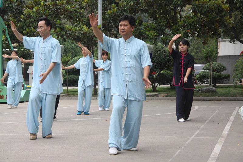 聘請陳式太極拳知名教練教學(xué)，開展太極拳興趣小組活動。